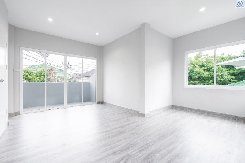 บ้านมือสองตกแต่งใหม่ หลังใหญ่ ราคาคุ้มสุดในย่านนี้! ม.เศรณี ดอนเมือง-สรงประภา โดดเด่นบนที่ดินใหญ่ 60.4 ตร.ว. ตกแต่งด้วยวัสดุเกรดพรีเมียม เดินทางสะดวกเข้าสู่ใจกลางเมืองได้อย่างสะดวกสบาย ใกล้สนามบินดอนเมือง ,ทางด่วนศรีสมาน และรถไฟฟ้าสายสีแดง