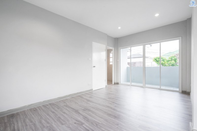 บ้านมือสองตกแต่งใหม่ หลังใหญ่ ราคาคุ้มสุดในย่านนี้! ม.เศรณี ดอนเมือง-สรงประภา โดดเด่นบนที่ดินใหญ่ 60.4 ตร.ว. ตกแต่งด้วยวัสดุเกรดพรีเมียม เดินทางสะดวกเข้าสู่ใจกลางเมืองได้อย่างสะดวกสบาย ใกล้สนามบินดอนเมือง ,ทางด่วนศรีสมาน และรถไฟฟ้าสายสีแดง