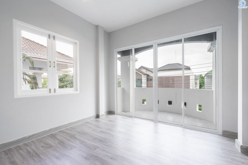 บ้านมือสองตกแต่งใหม่ หลังใหญ่ ราคาคุ้มสุดในย่านนี้! ม.เศรณี ดอนเมือง-สรงประภา โดดเด่นบนที่ดินใหญ่ 60.4 ตร.ว. ตกแต่งด้วยวัสดุเกรดพรีเมียม เดินทางสะดวกเข้าสู่ใจกลางเมืองได้อย่างสะดวกสบาย ใกล้สนามบินดอนเมือง ,ทางด่วนศรีสมาน และรถไฟฟ้าสายสีแดง