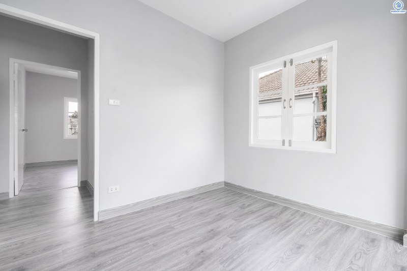 บ้านมือสองตกแต่งใหม่ หลังใหญ่ ราคาคุ้มสุดในย่านนี้! ม.เศรณี ดอนเมือง-สรงประภา โดดเด่นบนที่ดินใหญ่ 60.4 ตร.ว. ตกแต่งด้วยวัสดุเกรดพรีเมียม เดินทางสะดวกเข้าสู่ใจกลางเมืองได้อย่างสะดวกสบาย ใกล้สนามบินดอนเมือง ,ทางด่วนศรีสมาน และรถไฟฟ้าสายสีแดง