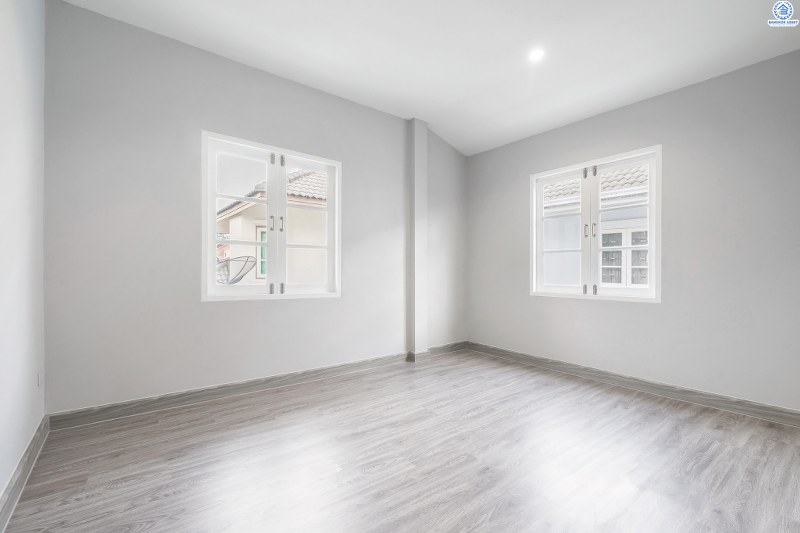 บ้านมือสองตกแต่งใหม่ หลังใหญ่ ราคาคุ้มสุดในย่านนี้! ม.เศรณี ดอนเมือง-สรงประภา โดดเด่นบนที่ดินใหญ่ 60.4 ตร.ว. ตกแต่งด้วยวัสดุเกรดพรีเมียม เดินทางสะดวกเข้าสู่ใจกลางเมืองได้อย่างสะดวกสบาย ใกล้สนามบินดอนเมือง ,ทางด่วนศรีสมาน และรถไฟฟ้าสายสีแดง