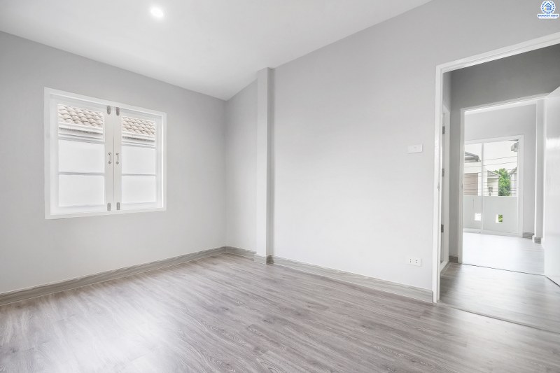 บ้านมือสองตกแต่งใหม่ หลังใหญ่ ราคาคุ้มสุดในย่านนี้! ม.เศรณี ดอนเมือง-สรงประภา โดดเด่นบนที่ดินใหญ่ 60.4 ตร.ว. ตกแต่งด้วยวัสดุเกรดพรีเมียม เดินทางสะดวกเข้าสู่ใจกลางเมืองได้อย่างสะดวกสบาย ใกล้สนามบินดอนเมือง ,ทางด่วนศรีสมาน และรถไฟฟ้าสายสีแดง