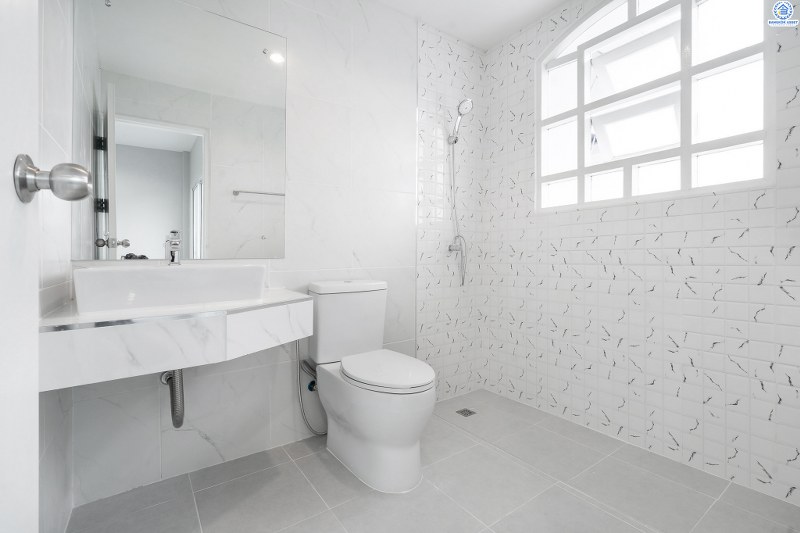 บ้านมือสองตกแต่งใหม่ หลังใหญ่ ราคาคุ้มสุดในย่านนี้! ม.เศรณี ดอนเมือง-สรงประภา โดดเด่นบนที่ดินใหญ่ 60.4 ตร.ว. ตกแต่งด้วยวัสดุเกรดพรีเมียม เดินทางสะดวกเข้าสู่ใจกลางเมืองได้อย่างสะดวกสบาย ใกล้สนามบินดอนเมือง ,ทางด่วนศรีสมาน และรถไฟฟ้าสายสีแดง