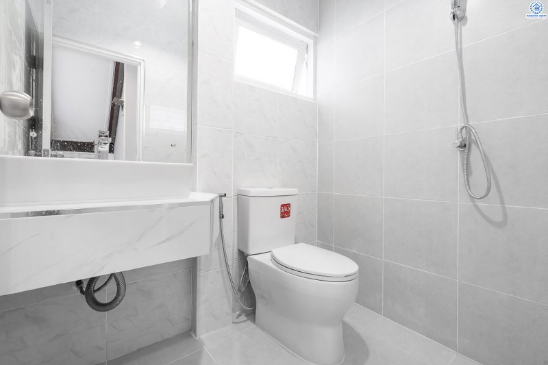 บ้านมือสองตกแต่งใหม่ หลังใหญ่ ราคาคุ้มสุดในย่านนี้! ม.เศรณี ดอนเมือง-สรงประภา โดดเด่นบนที่ดินใหญ่ 60.4 ตร.ว. ตกแต่งด้วยวัสดุเกรดพรีเมียม เดินทางสะดวกเข้าสู่ใจกลางเมืองได้อย่างสะดวกสบาย ใกล้สนามบินดอนเมือง ,ทางด่วนศรีสมาน และรถไฟฟ้าสายสีแดง