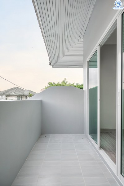 บ้านมือสองตกแต่งใหม่ หลังใหญ่ ราคาคุ้มสุดในย่านนี้! ม.เศรณี ดอนเมือง-สรงประภา โดดเด่นบนที่ดินใหญ่ 60.4 ตร.ว. ตกแต่งด้วยวัสดุเกรดพรีเมียม เดินทางสะดวกเข้าสู่ใจกลางเมืองได้อย่างสะดวกสบาย ใกล้สนามบินดอนเมือง ,ทางด่วนศรีสมาน และรถไฟฟ้าสายสีแดง