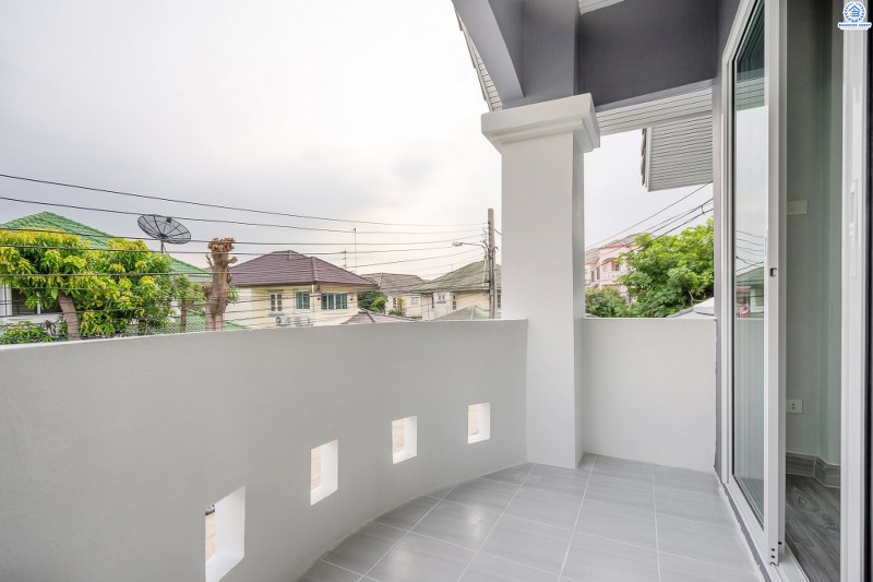 บ้านมือสองตกแต่งใหม่ หลังใหญ่ ราคาคุ้มสุดในย่านนี้! ม.เศรณี ดอนเมือง-สรงประภา โดดเด่นบนที่ดินใหญ่ 60.4 ตร.ว. ตกแต่งด้วยวัสดุเกรดพรีเมียม เดินทางสะดวกเข้าสู่ใจกลางเมืองได้อย่างสะดวกสบาย ใกล้สนามบินดอนเมือง ,ทางด่วนศรีสมาน และรถไฟฟ้าสายสีแดง