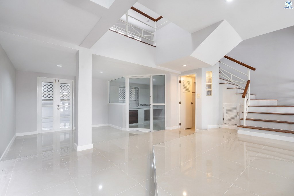 บ้านมือสองตกแต่งใหม่ หลังใหญ่ ม.เศรณีปาร์ค ซ.วิภาวดี60 ใกล้ ม.ศรีปทุม และม.เกษตรฯ เข้า-ออกทั้งถ.วิภาวดี และบางบัว บ้านพร้อมอยู่ รองรับทุกครอบครัว เนื้อที่ 25.2 ตร.ว. ฟังก์ชั่นโดดเด่น 4 ห้องนอน 3 ห้องน้ำ พร้อมพื้นที่ใช้สอยกว่า 200 ตร.ม.  ราคาพิเศษสุด! ในย่านนี้...