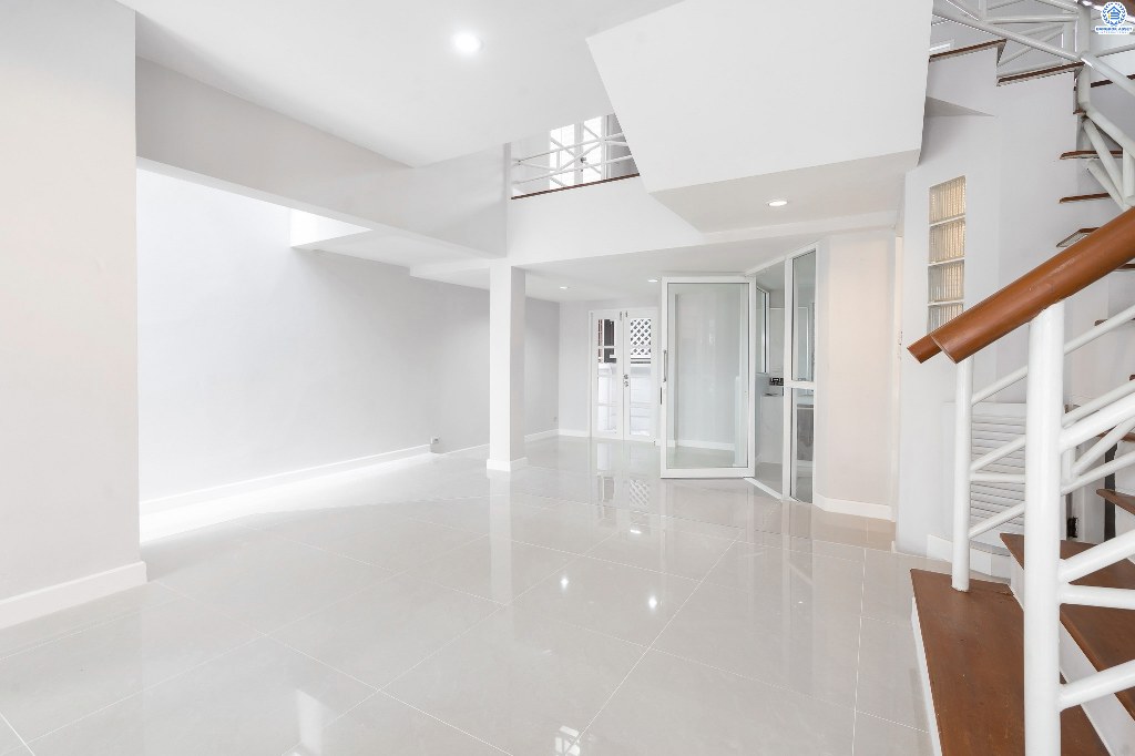 บ้านมือสองตกแต่งใหม่ หลังใหญ่ ม.เศรณีปาร์ค ซ.วิภาวดี60 ใกล้ ม.ศรีปทุม และม.เกษตรฯ เข้า-ออกทั้งถ.วิภาวดี และบางบัว บ้านพร้อมอยู่ รองรับทุกครอบครัว เนื้อที่ 25.2 ตร.ว. ฟังก์ชั่นโดดเด่น 4 ห้องนอน 3 ห้องน้ำ พร้อมพื้นที่ใช้สอยกว่า 200 ตร.ม.  ราคาพิเศษสุด! ในย่านนี้...