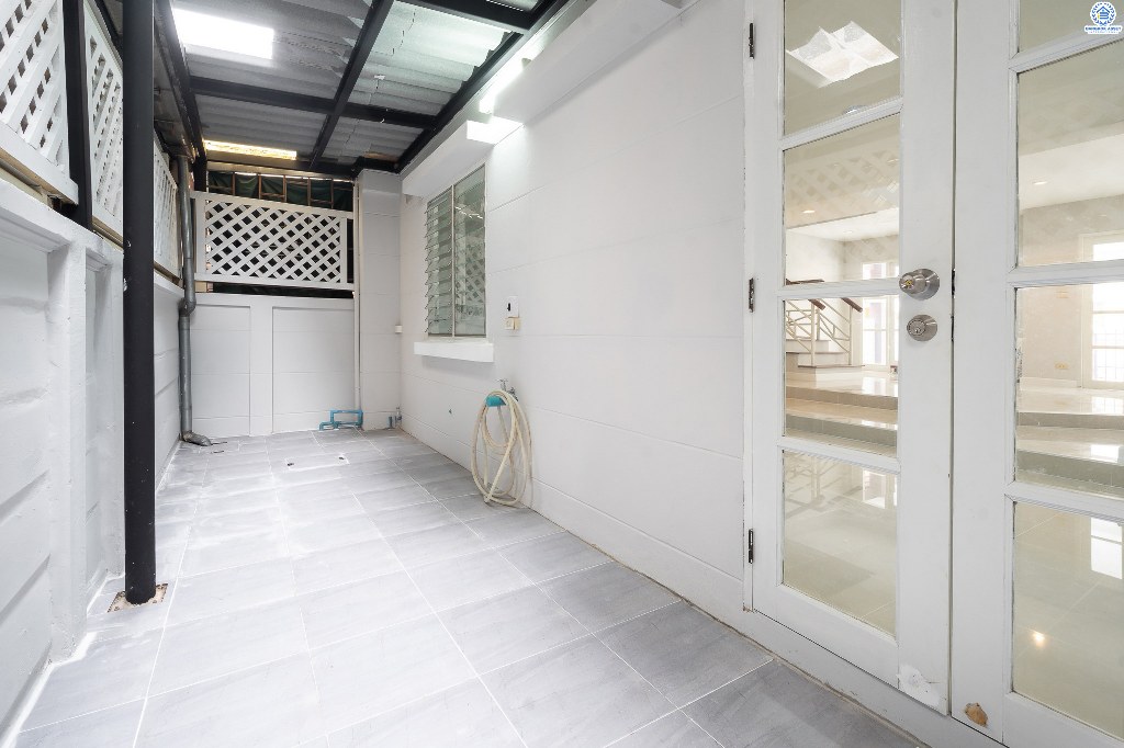 บ้านมือสองตกแต่งใหม่ หลังใหญ่ ม.เศรณีปาร์ค ซ.วิภาวดี60 ใกล้ ม.ศรีปทุม และม.เกษตรฯ เข้า-ออกทั้งถ.วิภาวดี และบางบัว บ้านพร้อมอยู่ รองรับทุกครอบครัว เนื้อที่ 25.2 ตร.ว. ฟังก์ชั่นโดดเด่น 4 ห้องนอน 3 ห้องน้ำ พร้อมพื้นที่ใช้สอยกว่า 200 ตร.ม.  ราคาพิเศษสุด! ในย่านนี้...