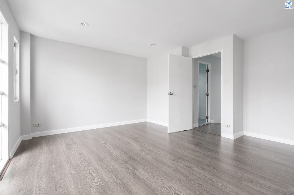 บ้านมือสองตกแต่งใหม่ หลังใหญ่ ม.เศรณีปาร์ค ซ.วิภาวดี60 ใกล้ ม.ศรีปทุม และม.เกษตรฯ เข้า-ออกทั้งถ.วิภาวดี และบางบัว บ้านพร้อมอยู่ รองรับทุกครอบครัว เนื้อที่ 25.2 ตร.ว. ฟังก์ชั่นโดดเด่น 4 ห้องนอน 3 ห้องน้ำ พร้อมพื้นที่ใช้สอยกว่า 200 ตร.ม.  ราคาพิเศษสุด! ในย่านนี้...