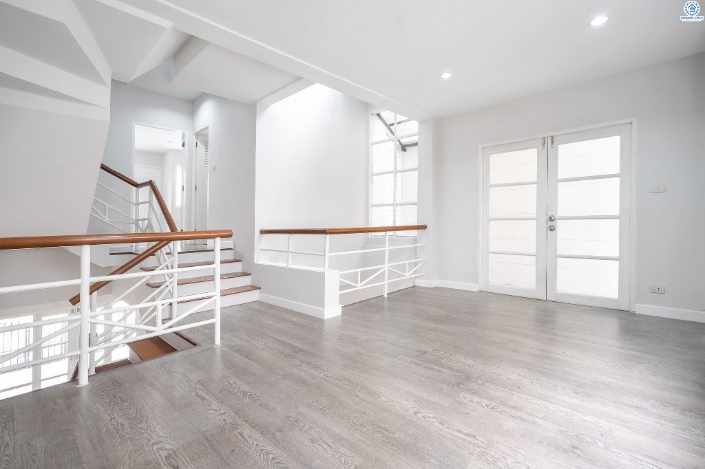 บ้านมือสองตกแต่งใหม่ หลังใหญ่ ม.เศรณีปาร์ค ซ.วิภาวดี60 ใกล้ ม.ศรีปทุม และม.เกษตรฯ เข้า-ออกทั้งถ.วิภาวดี และบางบัว บ้านพร้อมอยู่ รองรับทุกครอบครัว เนื้อที่ 25.2 ตร.ว. ฟังก์ชั่นโดดเด่น 4 ห้องนอน 3 ห้องน้ำ พร้อมพื้นที่ใช้สอยกว่า 200 ตร.ม.  ราคาพิเศษสุด! ในย่านนี้...