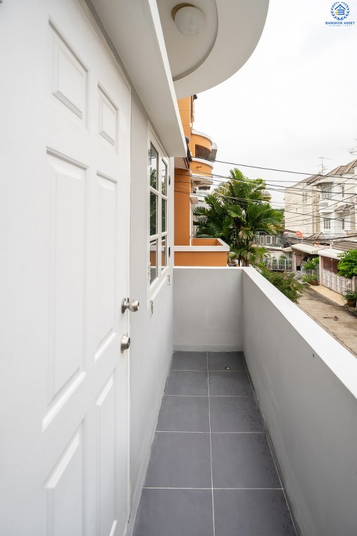 บ้านมือสองตกแต่งใหม่ หลังใหญ่ ม.เศรณีปาร์ค ซ.วิภาวดี60 ใกล้ ม.ศรีปทุม และม.เกษตรฯ เข้า-ออกทั้งถ.วิภาวดี และบางบัว บ้านพร้อมอยู่ รองรับทุกครอบครัว เนื้อที่ 25.2 ตร.ว. ฟังก์ชั่นโดดเด่น 4 ห้องนอน 3 ห้องน้ำ พร้อมพื้นที่ใช้สอยกว่า 200 ตร.ม.  ราคาพิเศษสุด! ในย่านนี้...