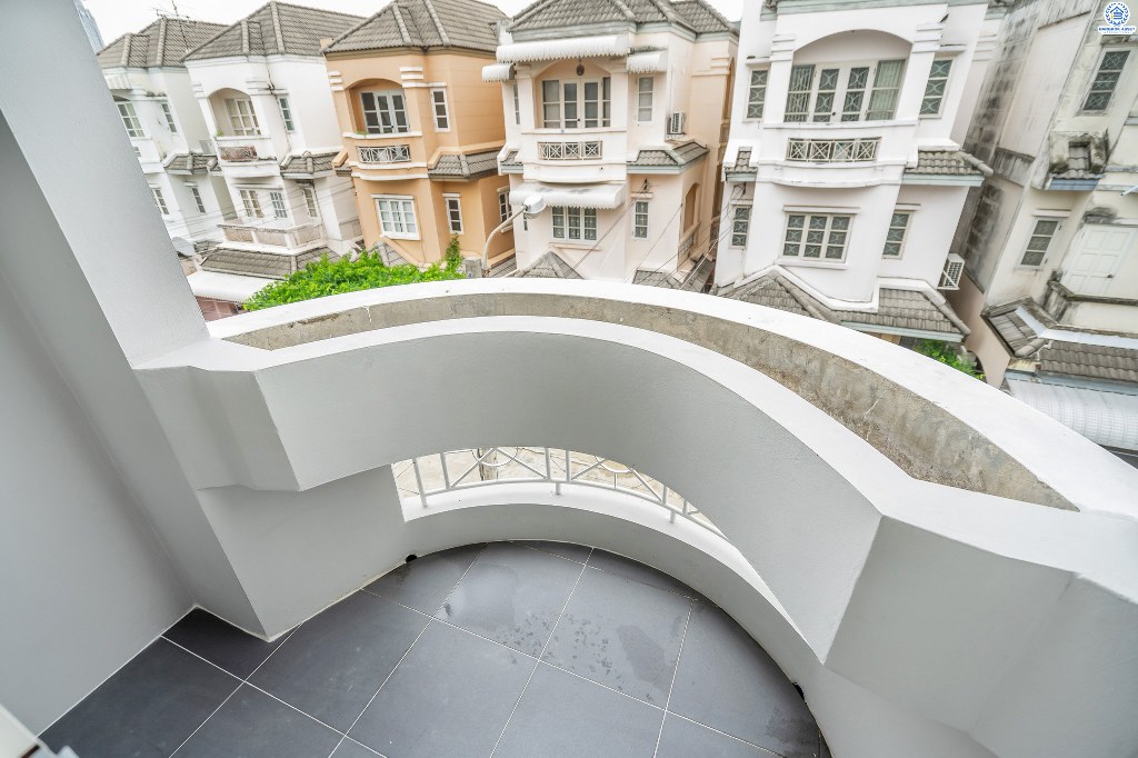 บ้านมือสองตกแต่งใหม่ หลังใหญ่ ม.เศรณีปาร์ค ซ.วิภาวดี60 ใกล้ ม.ศรีปทุม และม.เกษตรฯ เข้า-ออกทั้งถ.วิภาวดี และบางบัว บ้านพร้อมอยู่ รองรับทุกครอบครัว เนื้อที่ 25.2 ตร.ว. ฟังก์ชั่นโดดเด่น 4 ห้องนอน 3 ห้องน้ำ พร้อมพื้นที่ใช้สอยกว่า 200 ตร.ม.  ราคาพิเศษสุด! ในย่านนี้...