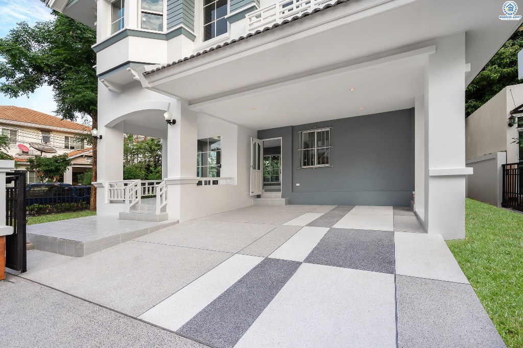 บ้านมือสองตกแต่งใหม่ แปลงมุม! โครงการ มัณฑนา เพชรเกษม81 หลังใหญ่กว้างขวาง เนื้อที่ 61 ตร.ว. ฟังก์ชั่นครบครัน ตกแต่งวอลล์เปเปอร์ทั้งหลัง คุณภาพแบรนด์ LH สมบูรณ์พร้อมด้วยพื้นที่ส่วนกลาง บนทำเลที่ใกล้กับทุกความสะดวก ใกล้เดอะมอลล์บางแค และรถไฟฟ้าสายสีน้ำเงิน