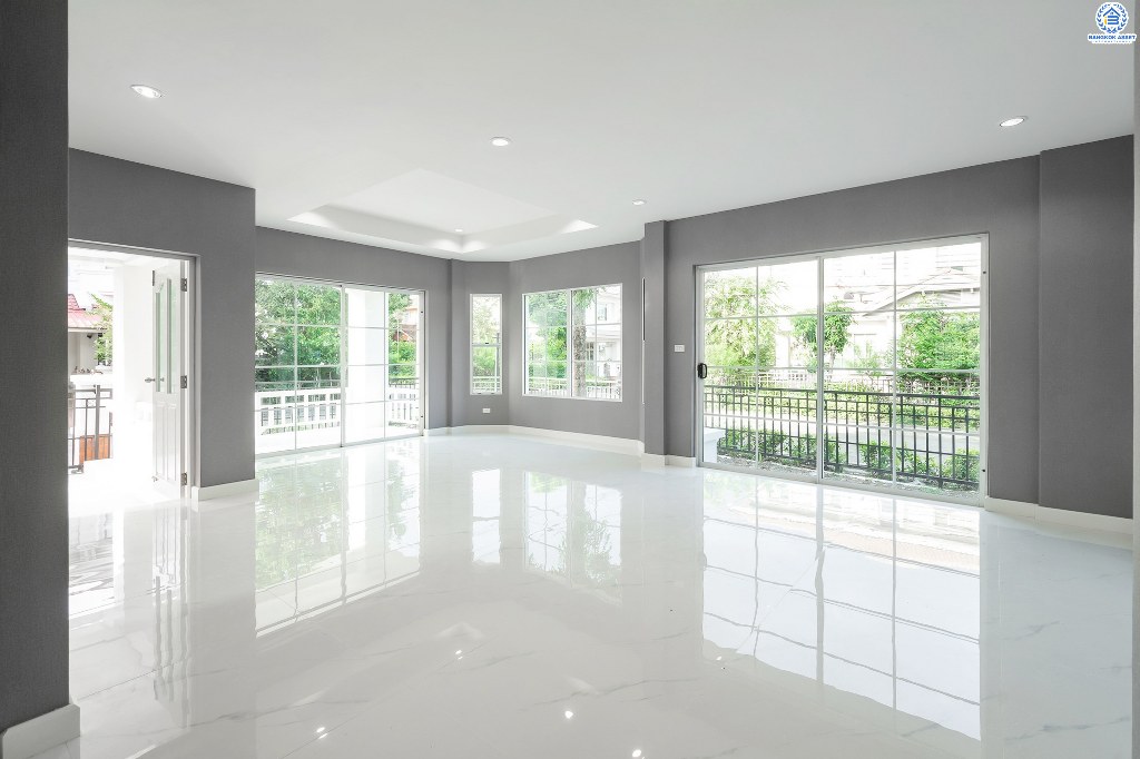 บ้านมือสองตกแต่งใหม่ แปลงมุม! โครงการ มัณฑนา เพชรเกษม81 หลังใหญ่กว้างขวาง เนื้อที่ 61 ตร.ว. ฟังก์ชั่นครบครัน ตกแต่งวอลล์เปเปอร์ทั้งหลัง คุณภาพแบรนด์ LH สมบูรณ์พร้อมด้วยพื้นที่ส่วนกลาง บนทำเลที่ใกล้กับทุกความสะดวก ใกล้เดอะมอลล์บางแค และรถไฟฟ้าสายสีน้ำเงิน