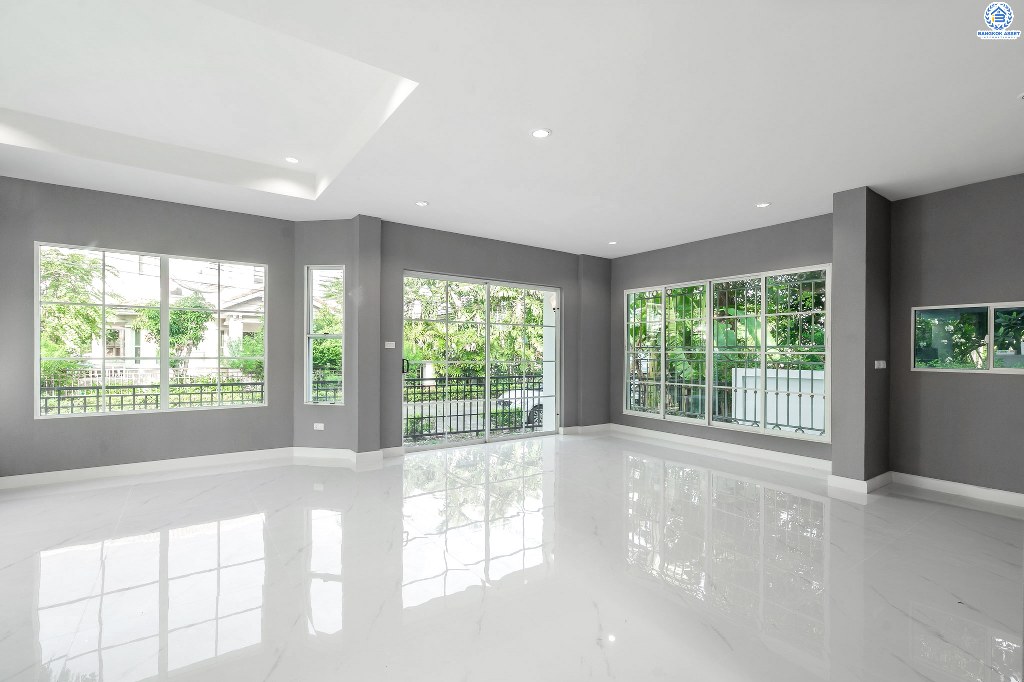 บ้านมือสองตกแต่งใหม่ แปลงมุม! โครงการ มัณฑนา เพชรเกษม81 หลังใหญ่กว้างขวาง เนื้อที่ 61 ตร.ว. ฟังก์ชั่นครบครัน ตกแต่งวอลล์เปเปอร์ทั้งหลัง คุณภาพแบรนด์ LH สมบูรณ์พร้อมด้วยพื้นที่ส่วนกลาง บนทำเลที่ใกล้กับทุกความสะดวก ใกล้เดอะมอลล์บางแค และรถไฟฟ้าสายสีน้ำเงิน