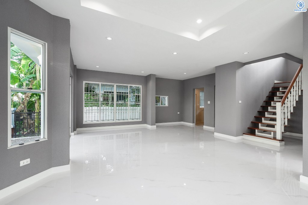 บ้านมือสองตกแต่งใหม่ แปลงมุม! โครงการ มัณฑนา เพชรเกษม81 หลังใหญ่กว้างขวาง เนื้อที่ 61 ตร.ว. ฟังก์ชั่นครบครัน ตกแต่งวอลล์เปเปอร์ทั้งหลัง คุณภาพแบรนด์ LH สมบูรณ์พร้อมด้วยพื้นที่ส่วนกลาง บนทำเลที่ใกล้กับทุกความสะดวก ใกล้เดอะมอลล์บางแค และรถไฟฟ้าสายสีน้ำเงิน