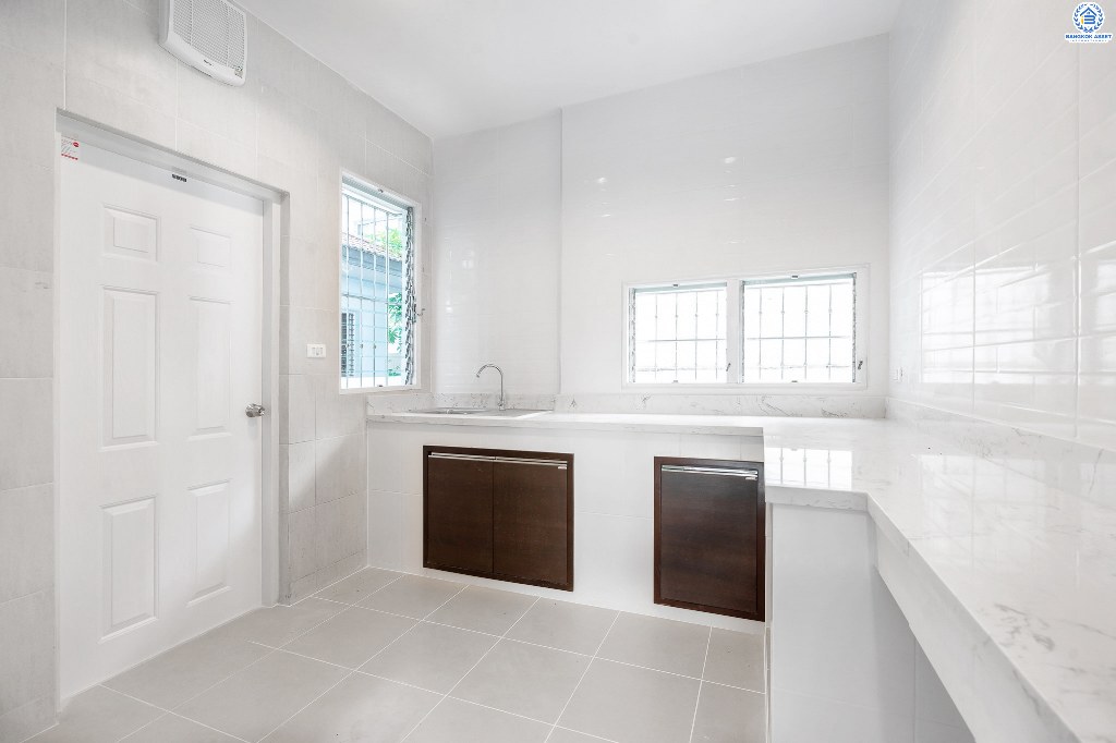 บ้านมือสองตกแต่งใหม่ แปลงมุม! โครงการ มัณฑนา เพชรเกษม81 หลังใหญ่กว้างขวาง เนื้อที่ 61 ตร.ว. ฟังก์ชั่นครบครัน ตกแต่งวอลล์เปเปอร์ทั้งหลัง คุณภาพแบรนด์ LH สมบูรณ์พร้อมด้วยพื้นที่ส่วนกลาง บนทำเลที่ใกล้กับทุกความสะดวก ใกล้เดอะมอลล์บางแค และรถไฟฟ้าสายสีน้ำเงิน