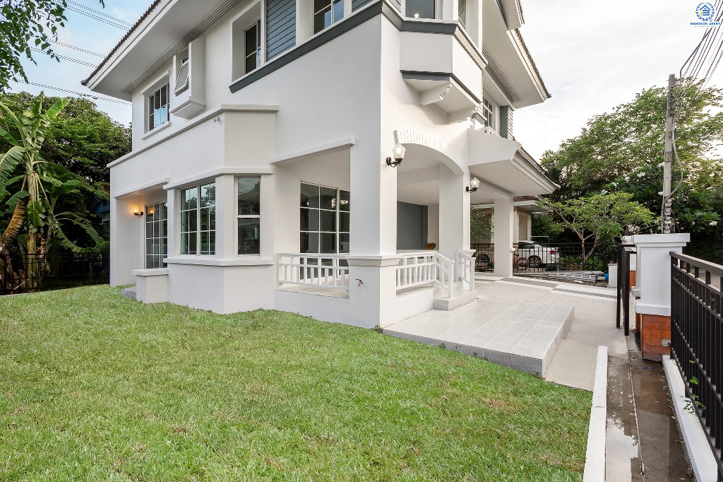 บ้านมือสองตกแต่งใหม่ แปลงมุม! โครงการ มัณฑนา เพชรเกษม81 หลังใหญ่กว้างขวาง เนื้อที่ 61 ตร.ว. ฟังก์ชั่นครบครัน ตกแต่งวอลล์เปเปอร์ทั้งหลัง คุณภาพแบรนด์ LH สมบูรณ์พร้อมด้วยพื้นที่ส่วนกลาง บนทำเลที่ใกล้กับทุกความสะดวก ใกล้เดอะมอลล์บางแค และรถไฟฟ้าสายสีน้ำเงิน