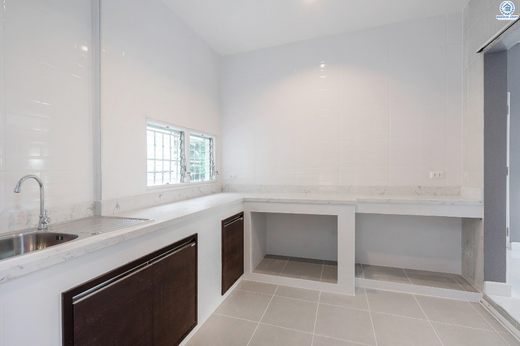 บ้านมือสองตกแต่งใหม่ แปลงมุม! โครงการ มัณฑนา เพชรเกษม81 หลังใหญ่กว้างขวาง เนื้อที่ 61 ตร.ว. ฟังก์ชั่นครบครัน ตกแต่งวอลล์เปเปอร์ทั้งหลัง คุณภาพแบรนด์ LH สมบูรณ์พร้อมด้วยพื้นที่ส่วนกลาง บนทำเลที่ใกล้กับทุกความสะดวก ใกล้เดอะมอลล์บางแค และรถไฟฟ้าสายสีน้ำเงิน