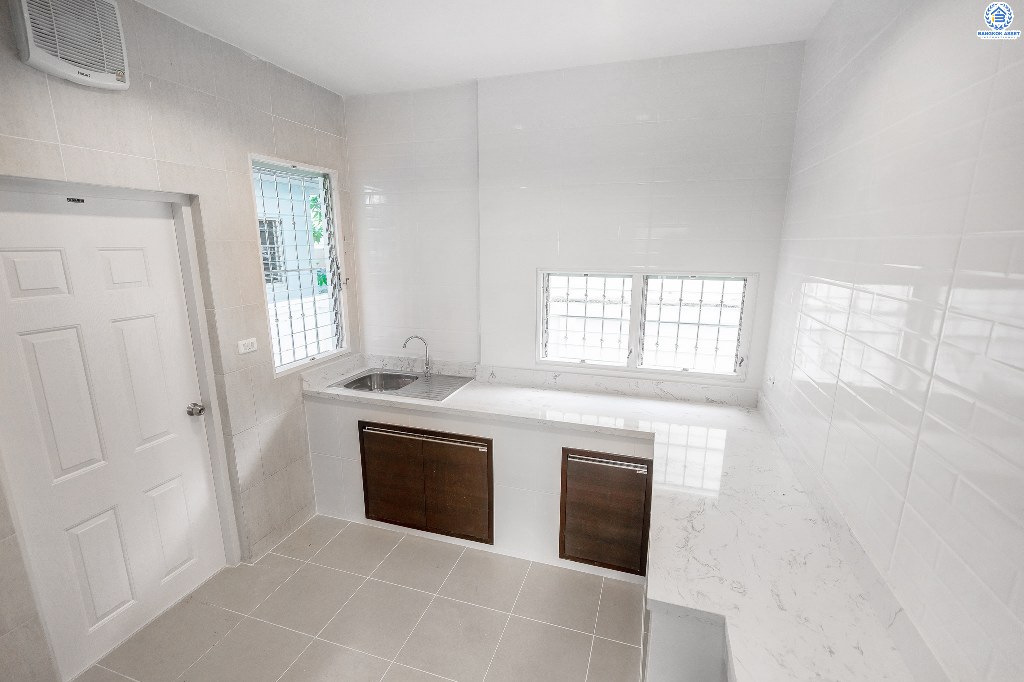 บ้านมือสองตกแต่งใหม่ แปลงมุม! โครงการ มัณฑนา เพชรเกษม81 หลังใหญ่กว้างขวาง เนื้อที่ 61 ตร.ว. ฟังก์ชั่นครบครัน ตกแต่งวอลล์เปเปอร์ทั้งหลัง คุณภาพแบรนด์ LH สมบูรณ์พร้อมด้วยพื้นที่ส่วนกลาง บนทำเลที่ใกล้กับทุกความสะดวก ใกล้เดอะมอลล์บางแค และรถไฟฟ้าสายสีน้ำเงิน