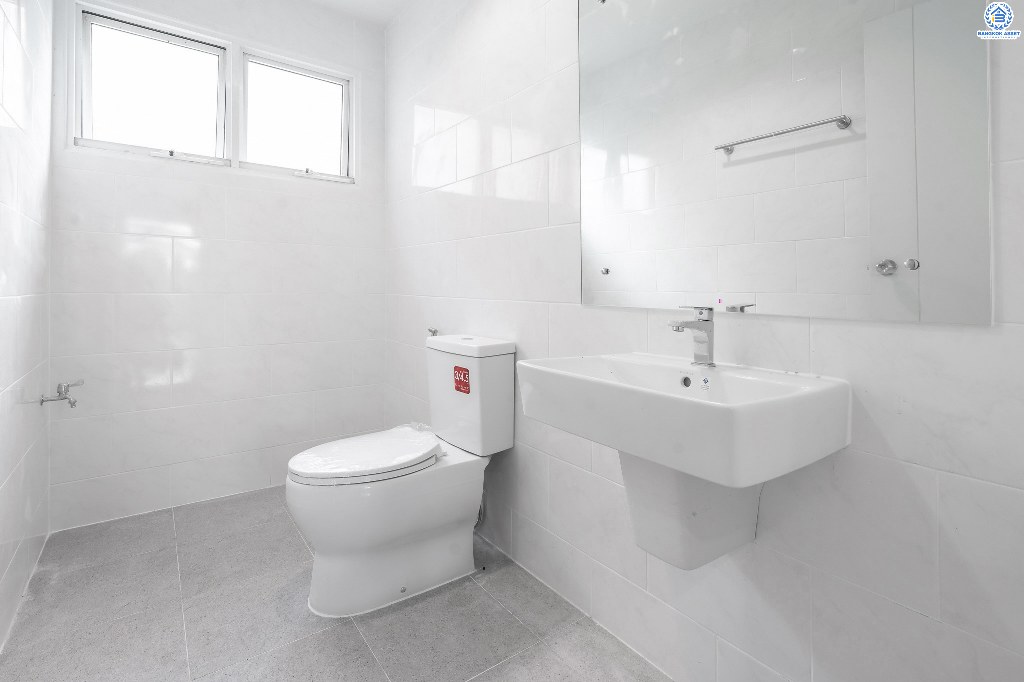 บ้านมือสองตกแต่งใหม่ แปลงมุม! โครงการ มัณฑนา เพชรเกษม81 หลังใหญ่กว้างขวาง เนื้อที่ 61 ตร.ว. ฟังก์ชั่นครบครัน ตกแต่งวอลล์เปเปอร์ทั้งหลัง คุณภาพแบรนด์ LH สมบูรณ์พร้อมด้วยพื้นที่ส่วนกลาง บนทำเลที่ใกล้กับทุกความสะดวก ใกล้เดอะมอลล์บางแค และรถไฟฟ้าสายสีน้ำเงิน