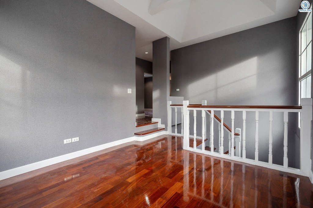 บ้านมือสองตกแต่งใหม่ แปลงมุม! โครงการ มัณฑนา เพชรเกษม81 หลังใหญ่กว้างขวาง เนื้อที่ 61 ตร.ว. ฟังก์ชั่นครบครัน ตกแต่งวอลล์เปเปอร์ทั้งหลัง คุณภาพแบรนด์ LH สมบูรณ์พร้อมด้วยพื้นที่ส่วนกลาง บนทำเลที่ใกล้กับทุกความสะดวก ใกล้เดอะมอลล์บางแค และรถไฟฟ้าสายสีน้ำเงิน