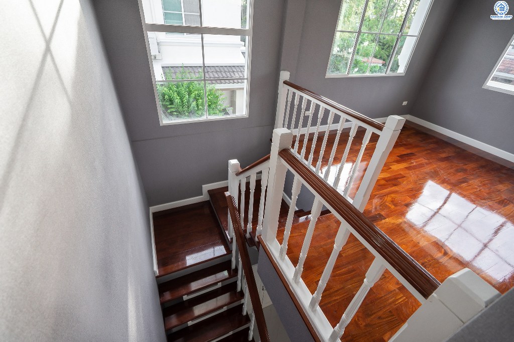 บ้านมือสองตกแต่งใหม่ แปลงมุม! โครงการ มัณฑนา เพชรเกษม81 หลังใหญ่กว้างขวาง เนื้อที่ 61 ตร.ว. ฟังก์ชั่นครบครัน ตกแต่งวอลล์เปเปอร์ทั้งหลัง คุณภาพแบรนด์ LH สมบูรณ์พร้อมด้วยพื้นที่ส่วนกลาง บนทำเลที่ใกล้กับทุกความสะดวก ใกล้เดอะมอลล์บางแค และรถไฟฟ้าสายสีน้ำเงิน