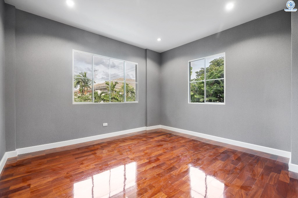 บ้านมือสองตกแต่งใหม่ แปลงมุม! โครงการ มัณฑนา เพชรเกษม81 หลังใหญ่กว้างขวาง เนื้อที่ 61 ตร.ว. ฟังก์ชั่นครบครัน ตกแต่งวอลล์เปเปอร์ทั้งหลัง คุณภาพแบรนด์ LH สมบูรณ์พร้อมด้วยพื้นที่ส่วนกลาง บนทำเลที่ใกล้กับทุกความสะดวก ใกล้เดอะมอลล์บางแค และรถไฟฟ้าสายสีน้ำเงิน