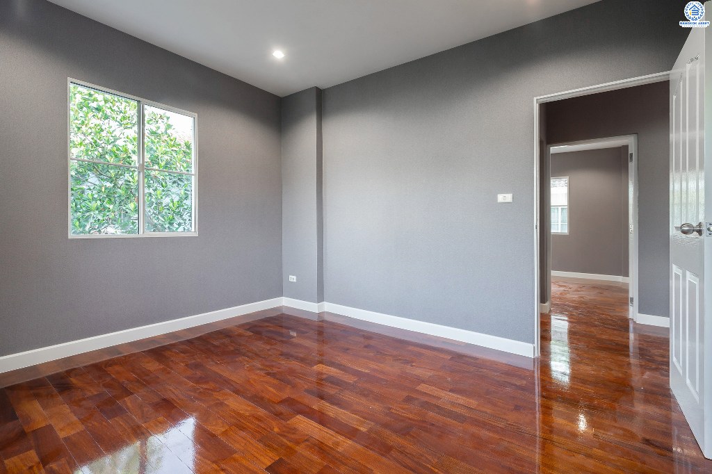 บ้านมือสองตกแต่งใหม่ แปลงมุม! โครงการ มัณฑนา เพชรเกษม81 หลังใหญ่กว้างขวาง เนื้อที่ 61 ตร.ว. ฟังก์ชั่นครบครัน ตกแต่งวอลล์เปเปอร์ทั้งหลัง คุณภาพแบรนด์ LH สมบูรณ์พร้อมด้วยพื้นที่ส่วนกลาง บนทำเลที่ใกล้กับทุกความสะดวก ใกล้เดอะมอลล์บางแค และรถไฟฟ้าสายสีน้ำเงิน