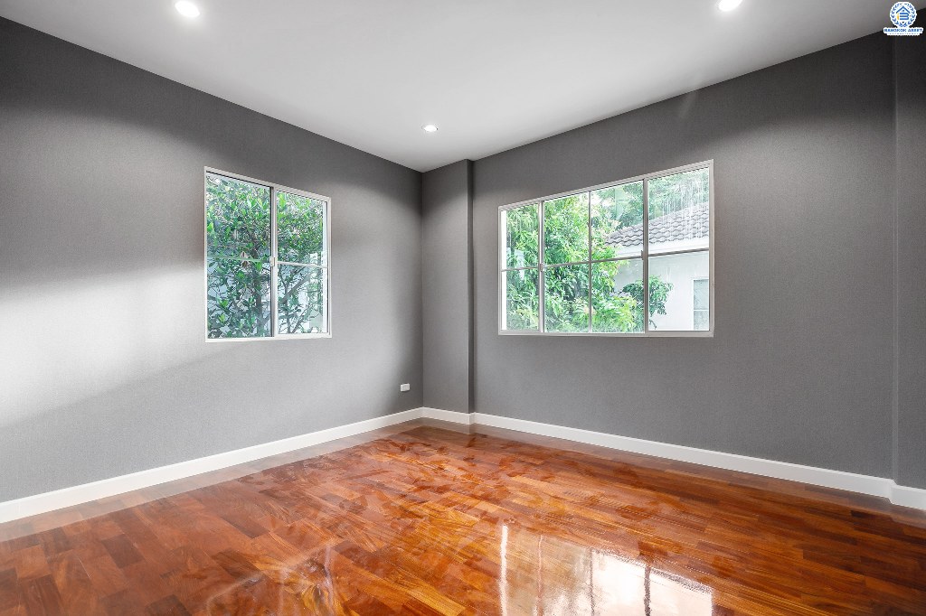 บ้านมือสองตกแต่งใหม่ แปลงมุม! โครงการ มัณฑนา เพชรเกษม81 หลังใหญ่กว้างขวาง เนื้อที่ 61 ตร.ว. ฟังก์ชั่นครบครัน ตกแต่งวอลล์เปเปอร์ทั้งหลัง คุณภาพแบรนด์ LH สมบูรณ์พร้อมด้วยพื้นที่ส่วนกลาง บนทำเลที่ใกล้กับทุกความสะดวก ใกล้เดอะมอลล์บางแค และรถไฟฟ้าสายสีน้ำเงิน