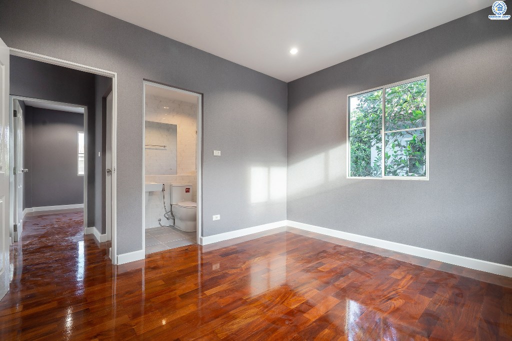 บ้านมือสองตกแต่งใหม่ แปลงมุม! โครงการ มัณฑนา เพชรเกษม81 หลังใหญ่กว้างขวาง เนื้อที่ 61 ตร.ว. ฟังก์ชั่นครบครัน ตกแต่งวอลล์เปเปอร์ทั้งหลัง คุณภาพแบรนด์ LH สมบูรณ์พร้อมด้วยพื้นที่ส่วนกลาง บนทำเลที่ใกล้กับทุกความสะดวก ใกล้เดอะมอลล์บางแค และรถไฟฟ้าสายสีน้ำเงิน