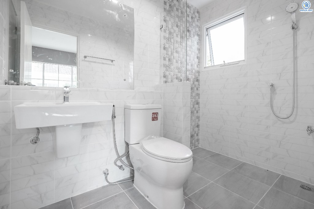 บ้านมือสองตกแต่งใหม่ แปลงมุม! โครงการ มัณฑนา เพชรเกษม81 หลังใหญ่กว้างขวาง เนื้อที่ 61 ตร.ว. ฟังก์ชั่นครบครัน ตกแต่งวอลล์เปเปอร์ทั้งหลัง คุณภาพแบรนด์ LH สมบูรณ์พร้อมด้วยพื้นที่ส่วนกลาง บนทำเลที่ใกล้กับทุกความสะดวก ใกล้เดอะมอลล์บางแค และรถไฟฟ้าสายสีน้ำเงิน