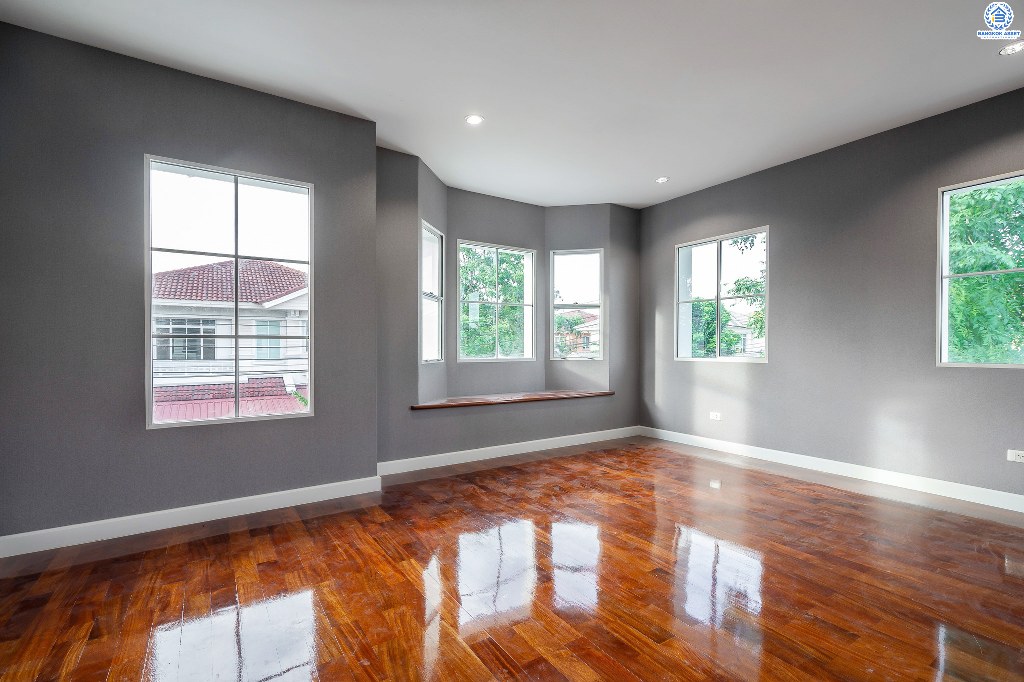 บ้านมือสองตกแต่งใหม่ แปลงมุม! โครงการ มัณฑนา เพชรเกษม81 หลังใหญ่กว้างขวาง เนื้อที่ 61 ตร.ว. ฟังก์ชั่นครบครัน ตกแต่งวอลล์เปเปอร์ทั้งหลัง คุณภาพแบรนด์ LH สมบูรณ์พร้อมด้วยพื้นที่ส่วนกลาง บนทำเลที่ใกล้กับทุกความสะดวก ใกล้เดอะมอลล์บางแค และรถไฟฟ้าสายสีน้ำเงิน