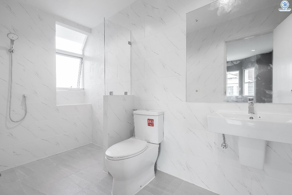 บ้านมือสองตกแต่งใหม่ แปลงมุม! โครงการ มัณฑนา เพชรเกษม81 หลังใหญ่กว้างขวาง เนื้อที่ 61 ตร.ว. ฟังก์ชั่นครบครัน ตกแต่งวอลล์เปเปอร์ทั้งหลัง คุณภาพแบรนด์ LH สมบูรณ์พร้อมด้วยพื้นที่ส่วนกลาง บนทำเลที่ใกล้กับทุกความสะดวก ใกล้เดอะมอลล์บางแค และรถไฟฟ้าสายสีน้ำเงิน