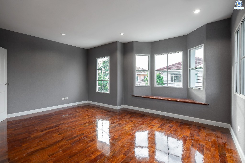 บ้านมือสองตกแต่งใหม่ แปลงมุม! โครงการ มัณฑนา เพชรเกษม81 หลังใหญ่กว้างขวาง เนื้อที่ 61 ตร.ว. ฟังก์ชั่นครบครัน ตกแต่งวอลล์เปเปอร์ทั้งหลัง คุณภาพแบรนด์ LH สมบูรณ์พร้อมด้วยพื้นที่ส่วนกลาง บนทำเลที่ใกล้กับทุกความสะดวก ใกล้เดอะมอลล์บางแค และรถไฟฟ้าสายสีน้ำเงิน