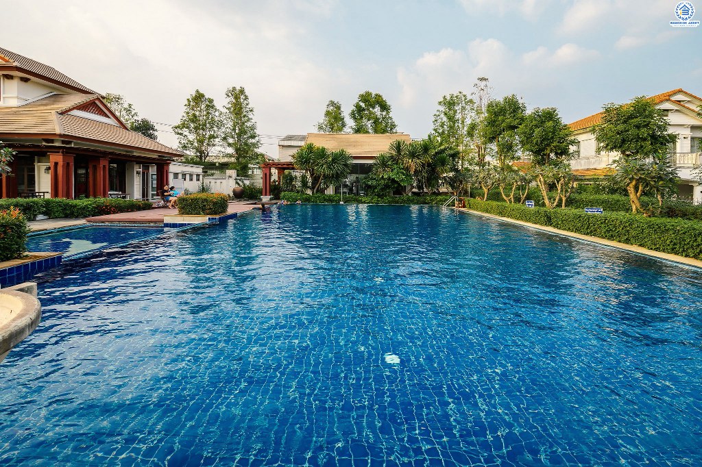 บ้านมือสองตกแต่งใหม่ แปลงมุม! โครงการ มัณฑนา เพชรเกษม81 หลังใหญ่กว้างขวาง เนื้อที่ 61 ตร.ว. ฟังก์ชั่นครบครัน ตกแต่งวอลล์เปเปอร์ทั้งหลัง คุณภาพแบรนด์ LH สมบูรณ์พร้อมด้วยพื้นที่ส่วนกลาง บนทำเลที่ใกล้กับทุกความสะดวก ใกล้เดอะมอลล์บางแค และรถไฟฟ้าสายสีน้ำเงิน