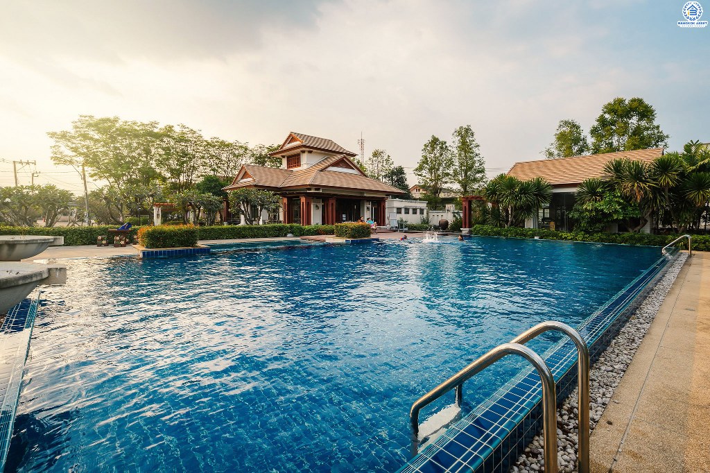 บ้านมือสองตกแต่งใหม่ แปลงมุม! โครงการ มัณฑนา เพชรเกษม81 หลังใหญ่กว้างขวาง เนื้อที่ 61 ตร.ว. ฟังก์ชั่นครบครัน ตกแต่งวอลล์เปเปอร์ทั้งหลัง คุณภาพแบรนด์ LH สมบูรณ์พร้อมด้วยพื้นที่ส่วนกลาง บนทำเลที่ใกล้กับทุกความสะดวก ใกล้เดอะมอลล์บางแค และรถไฟฟ้าสายสีน้ำเงิน