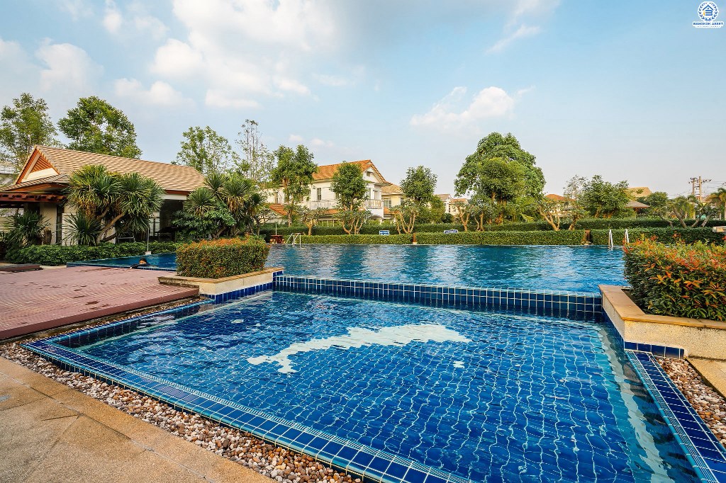 บ้านมือสองตกแต่งใหม่ แปลงมุม! โครงการ มัณฑนา เพชรเกษม81 หลังใหญ่กว้างขวาง เนื้อที่ 61 ตร.ว. ฟังก์ชั่นครบครัน ตกแต่งวอลล์เปเปอร์ทั้งหลัง คุณภาพแบรนด์ LH สมบูรณ์พร้อมด้วยพื้นที่ส่วนกลาง บนทำเลที่ใกล้กับทุกความสะดวก ใกล้เดอะมอลล์บางแค และรถไฟฟ้าสายสีน้ำเงิน