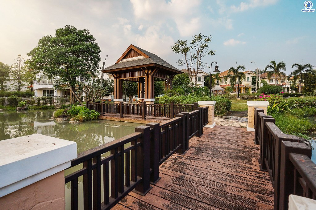 บ้านมือสองตกแต่งใหม่ แปลงมุม! โครงการ มัณฑนา เพชรเกษม81 หลังใหญ่กว้างขวาง เนื้อที่ 61 ตร.ว. ฟังก์ชั่นครบครัน ตกแต่งวอลล์เปเปอร์ทั้งหลัง คุณภาพแบรนด์ LH สมบูรณ์พร้อมด้วยพื้นที่ส่วนกลาง บนทำเลที่ใกล้กับทุกความสะดวก ใกล้เดอะมอลล์บางแค และรถไฟฟ้าสายสีน้ำเงิน