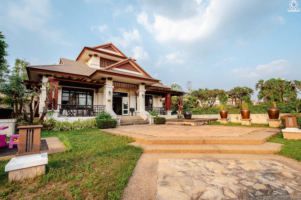 บ้านมือสองตกแต่งใหม่ แปลงมุม! โครงการ มัณฑนา เพชรเกษม81 หลังใหญ่กว้างขวาง เนื้อที่ 61 ตร.ว. ฟังก์ชั่นครบครัน ตกแต่งวอลล์เปเปอร์ทั้งหลัง คุณภาพแบรนด์ LH สมบูรณ์พร้อมด้วยพื้นที่ส่วนกลาง บนทำเลที่ใกล้กับทุกความสะดวก ใกล้เดอะมอลล์บางแค และรถไฟฟ้าสายสีน้ำเงิน