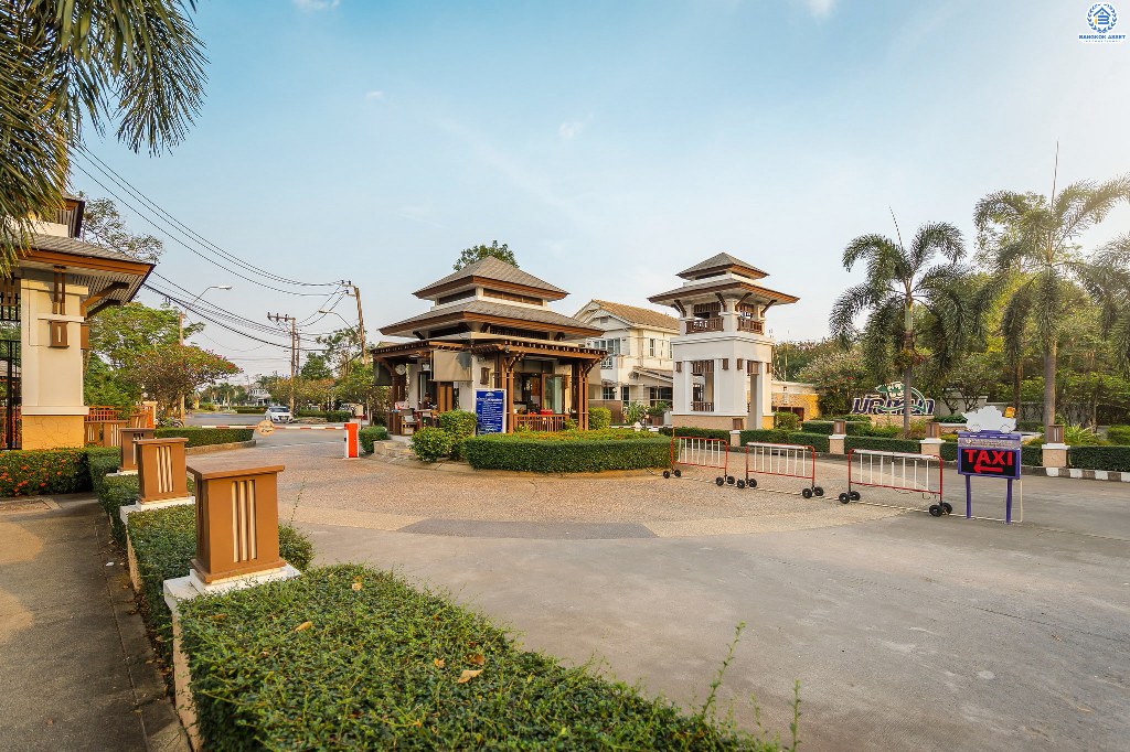 บ้านมือสองตกแต่งใหม่ แปลงมุม! โครงการ มัณฑนา เพชรเกษม81 หลังใหญ่กว้างขวาง เนื้อที่ 61 ตร.ว. ฟังก์ชั่นครบครัน ตกแต่งวอลล์เปเปอร์ทั้งหลัง คุณภาพแบรนด์ LH สมบูรณ์พร้อมด้วยพื้นที่ส่วนกลาง บนทำเลที่ใกล้กับทุกความสะดวก ใกล้เดอะมอลล์บางแค และรถไฟฟ้าสายสีน้ำเงิน