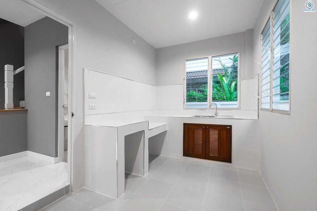 บ้านมือสองตกแต่งใหม่ โครงการแบรนด์LH ม.ชัยพฤกษ์ บางใหญ่-เซ็นทรัลเวสต์เกต บ้านพร้อมอยู่ เนื้อที่ 56 ตร.ว. ฟังก์ชั่นครบ 3 ห้องนอน 3 ห้องน้ำ 2 ที่จอดรถ ตกแต่งจัดเต็ม มาตรฐานวัสดุเกรดพรีเมี่ยม บนทำเลศักยภาพ เพียง 5 นาทีถึงเซ็นทรัลเวสต์เกต ใกล้รถไฟฟ้าสถานี "คลองบางไผ่"...