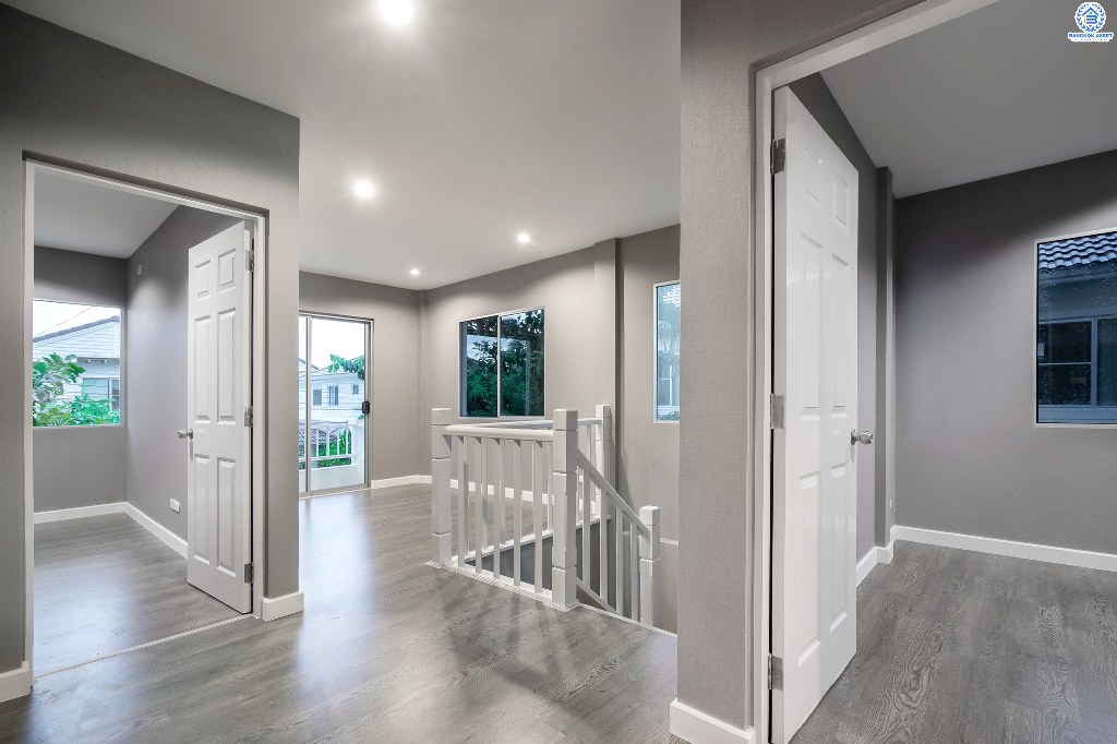 บ้านมือสองตกแต่งใหม่ โครงการแบรนด์LH ม.ชัยพฤกษ์ บางใหญ่-เซ็นทรัลเวสต์เกต บ้านพร้อมอยู่ เนื้อที่ 56 ตร.ว. ฟังก์ชั่นครบ 3 ห้องนอน 3 ห้องน้ำ 2 ที่จอดรถ ตกแต่งจัดเต็ม มาตรฐานวัสดุเกรดพรีเมี่ยม บนทำเลศักยภาพ เพียง 5 นาทีถึงเซ็นทรัลเวสต์เกต ใกล้รถไฟฟ้าสถานี "คลองบางไผ่"...