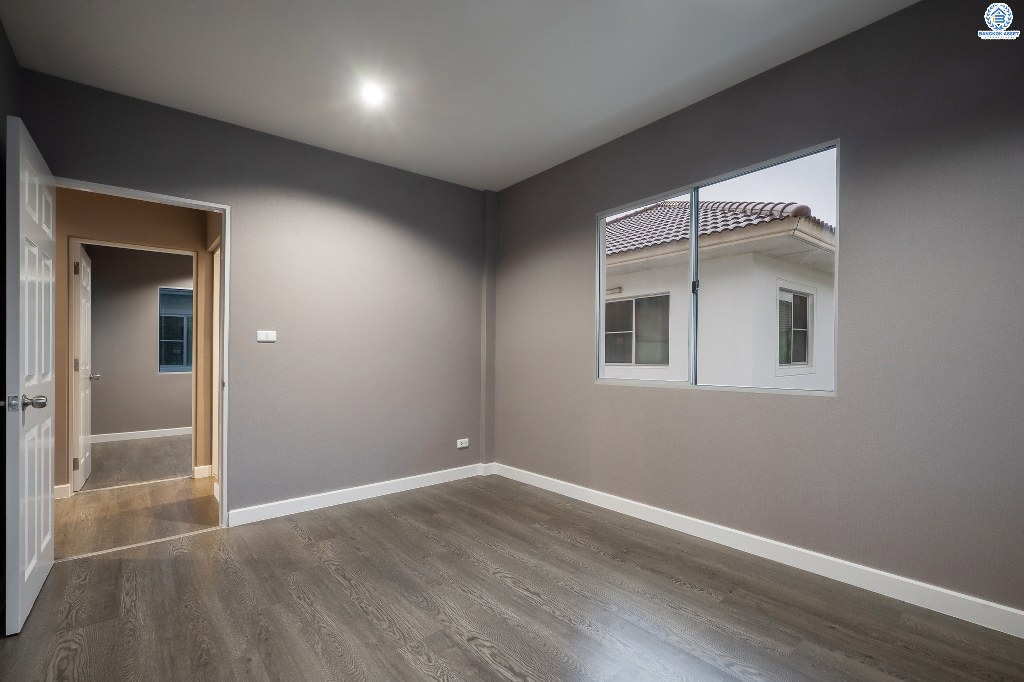 บ้านมือสองตกแต่งใหม่ โครงการแบรนด์LH ม.ชัยพฤกษ์ บางใหญ่-เซ็นทรัลเวสต์เกต บ้านพร้อมอยู่ เนื้อที่ 56 ตร.ว. ฟังก์ชั่นครบ 3 ห้องนอน 3 ห้องน้ำ 2 ที่จอดรถ ตกแต่งจัดเต็ม มาตรฐานวัสดุเกรดพรีเมี่ยม บนทำเลศักยภาพ เพียง 5 นาทีถึงเซ็นทรัลเวสต์เกต ใกล้รถไฟฟ้าสถานี "คลองบางไผ่"...