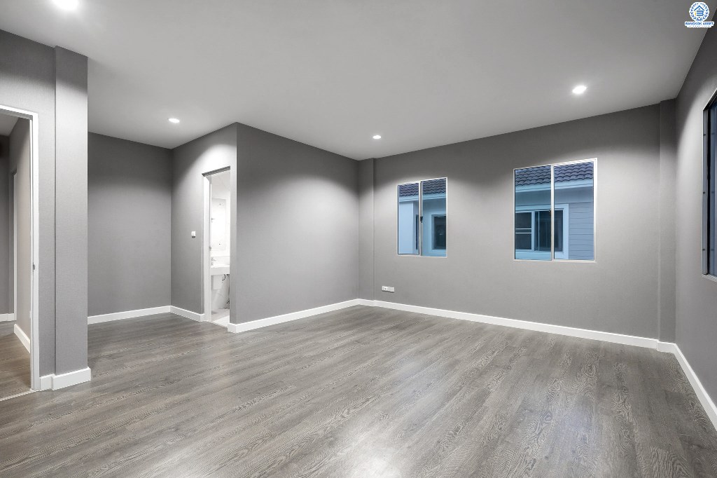 บ้านมือสองตกแต่งใหม่ โครงการแบรนด์LH ม.ชัยพฤกษ์ บางใหญ่-เซ็นทรัลเวสต์เกต บ้านพร้อมอยู่ เนื้อที่ 56 ตร.ว. ฟังก์ชั่นครบ 3 ห้องนอน 3 ห้องน้ำ 2 ที่จอดรถ ตกแต่งจัดเต็ม มาตรฐานวัสดุเกรดพรีเมี่ยม บนทำเลศักยภาพ เพียง 5 นาทีถึงเซ็นทรัลเวสต์เกต ใกล้รถไฟฟ้าสถานี "คลองบางไผ่"...