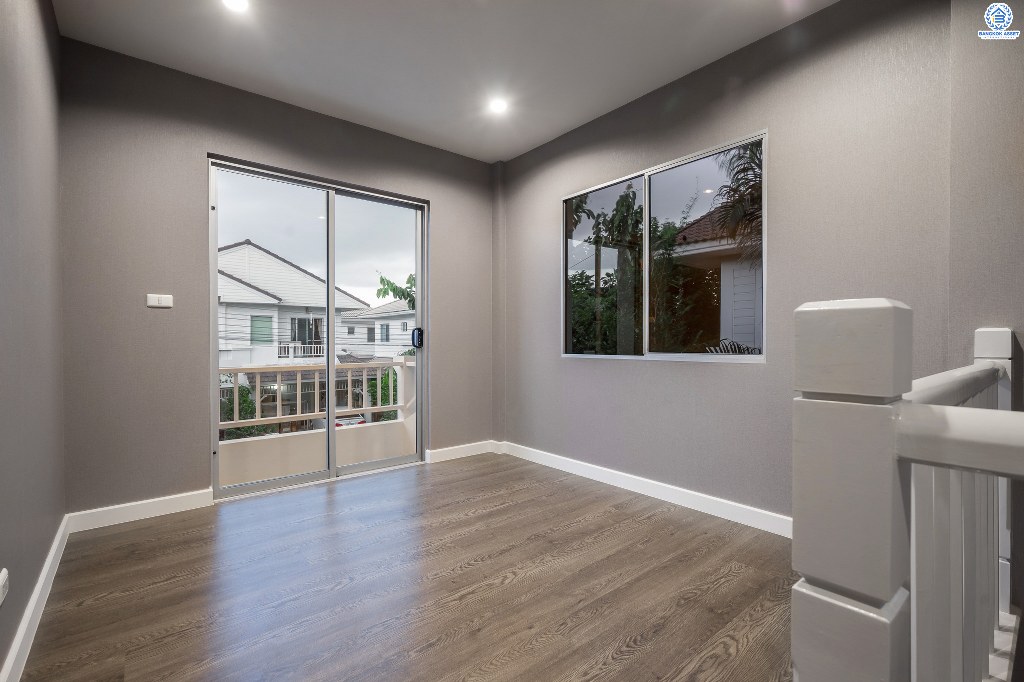 บ้านมือสองตกแต่งใหม่ โครงการแบรนด์LH ม.ชัยพฤกษ์ บางใหญ่-เซ็นทรัลเวสต์เกต บ้านพร้อมอยู่ เนื้อที่ 56 ตร.ว. ฟังก์ชั่นครบ 3 ห้องนอน 3 ห้องน้ำ 2 ที่จอดรถ ตกแต่งจัดเต็ม มาตรฐานวัสดุเกรดพรีเมี่ยม บนทำเลศักยภาพ เพียง 5 นาทีถึงเซ็นทรัลเวสต์เกต ใกล้รถไฟฟ้าสถานี "คลองบางไผ่"...