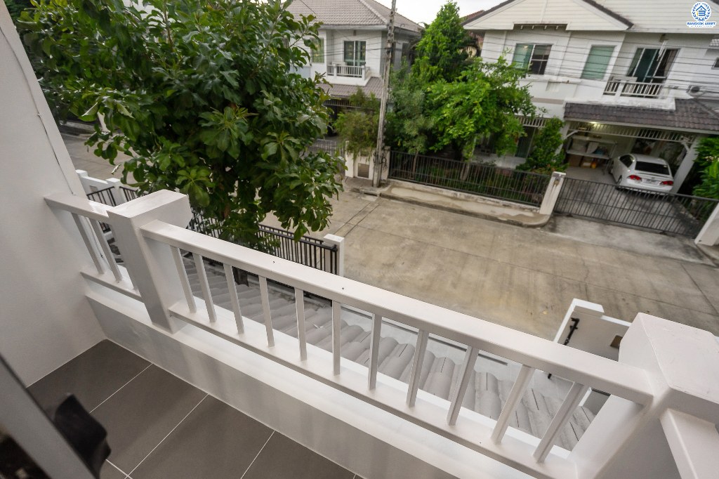 บ้านมือสองตกแต่งใหม่ โครงการแบรนด์LH ม.ชัยพฤกษ์ บางใหญ่-เซ็นทรัลเวสต์เกต บ้านพร้อมอยู่ เนื้อที่ 56 ตร.ว. ฟังก์ชั่นครบ 3 ห้องนอน 3 ห้องน้ำ 2 ที่จอดรถ ตกแต่งจัดเต็ม มาตรฐานวัสดุเกรดพรีเมี่ยม บนทำเลศักยภาพ เพียง 5 นาทีถึงเซ็นทรัลเวสต์เกต ใกล้รถไฟฟ้าสถานี "คลองบางไผ่"...