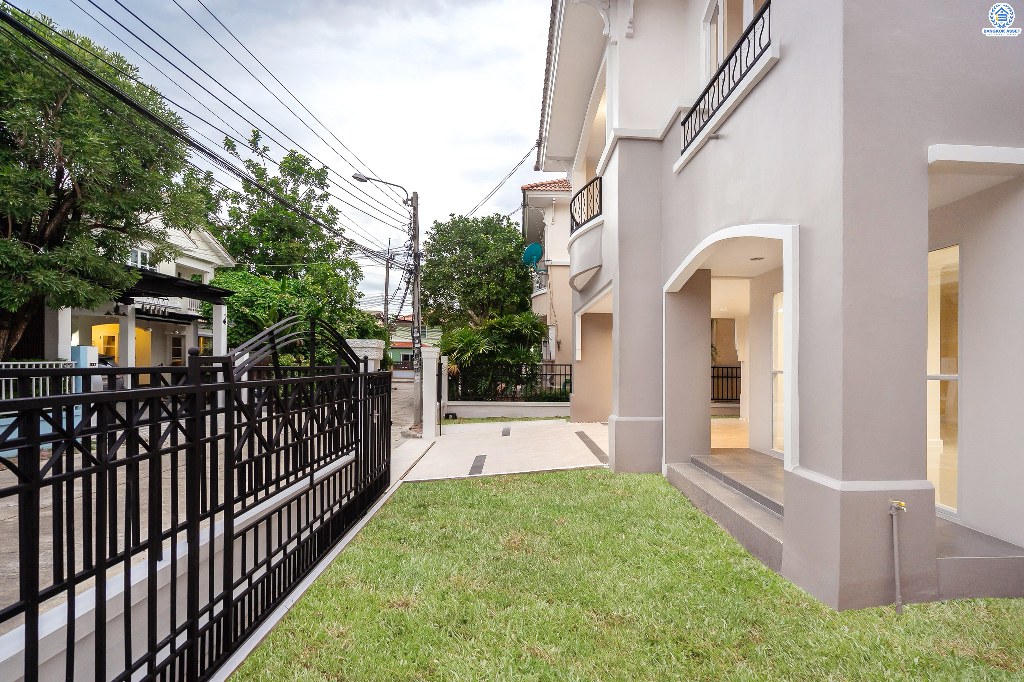 บ้านมือสองตกแต่งใหม่ ม.ชัยพฤกษ์ บางใหญ่-กาญจนาภิเษก (ซ.วัดลาดปลาดุก) เนรมิตการตกแต่งให้แบบจัดเต็ม!! กับบ้านพร้อมอยู่ เนื้อที่ 53 ตร.ว. ฟังก์ชั่นครบ 3 ห้องนอน 3 ห้องน้ำ โครงการคุณภาพแบรนด์ LH บนทำเลศักยภาพ ใกล้เซ็นทรัลเวสต์เกต และรถไฟฟ้าสถานี "คลองบางไผ่"