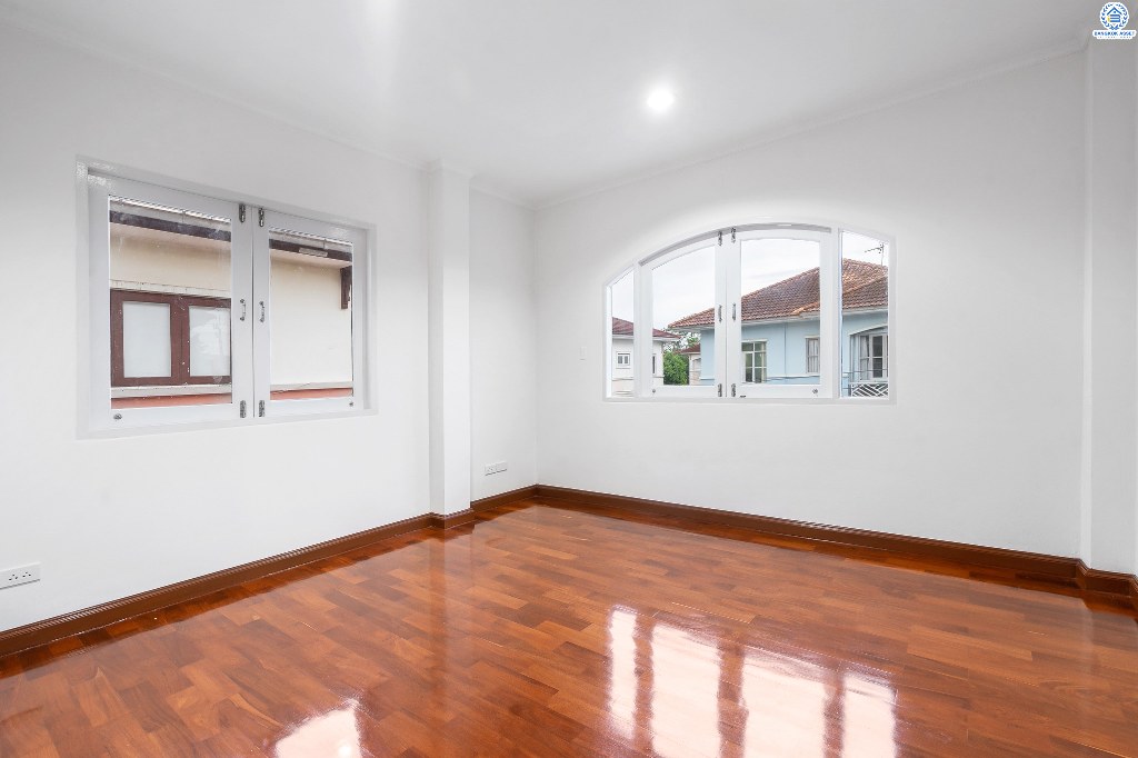 บ้านมือสองตกแต่งใหม่ ม.ชัยพฤกษ์ บางใหญ่-กาญจนาภิเษก (ซ.วัดลาดปลาดุก) เนรมิตการตกแต่งให้แบบจัดเต็ม!! กับบ้านพร้อมอยู่ เนื้อที่ 53 ตร.ว. ฟังก์ชั่นครบ 3 ห้องนอน 3 ห้องน้ำ โครงการคุณภาพแบรนด์ LH บนทำเลศักยภาพ ใกล้เซ็นทรัลเวสต์เกต และรถไฟฟ้าสถานี "คลองบางไผ่"